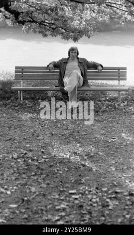 Guenter NETZER, joueur de football, Grasshoppers Zuerich, privé, assis en civil sur un banc dans le parc, sous un arbre, 01.10.1976 Banque D'Images