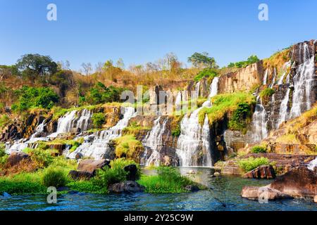 Belle vue sur la cascade naturelle en automne Banque D'Images