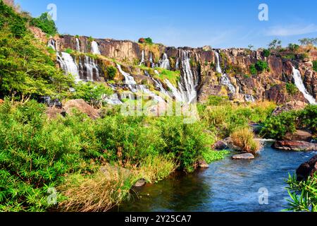 Cascade naturelle avec de l'eau cristalline au Vietnam Banque D'Images