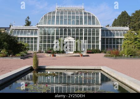 Réflexions dans l'étang devant les maisons vertes du jardin botanique de Kaisaniemi, Kaisaniemen kasvitieteellinen puutarha à Helsinki, Finlande, août 2024 Banque D'Images