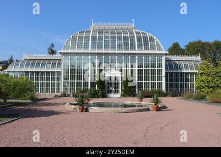 Les maisons vertes du jardin botanique de Kaisaniemi, Kaisaniemen kasvitieteellinen puutarha à Helsinki, Finlande, août 2024 Banque D'Images