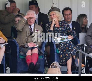 Braemar, Royaume-Uni. 07 septembre 2024. Image © concédée sous licence à Parsons Media. 07/09/2024. Braemar, Royaume-Uni. Le roi assiste au rassemblement Braemar. Le roi Charles III accompagné de la reine Camilla assiste au rassemblement Braemar dans les Highlands d'Écosse près du château de Balmoral. Photo par crédit : andrew parsons/Alamy Live News Banque D'Images