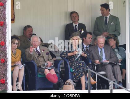 Braemar, Royaume-Uni. 07 septembre 2024. Image © concédée sous licence à Parsons Media. 07/09/2024. Braemar, Royaume-Uni. Le roi assiste au rassemblement Braemar. Le roi Charles III accompagné de la reine Camilla assiste au rassemblement Braemar dans les Highlands d'Écosse près du château de Balmoral. Photo par crédit : andrew parsons/Alamy Live News Banque D'Images