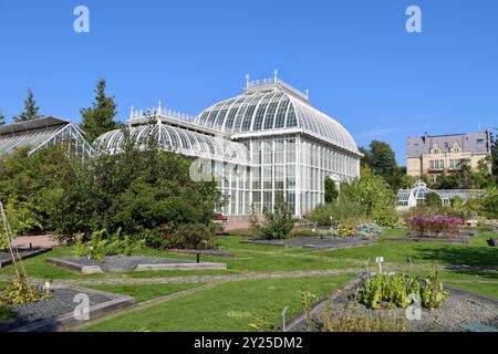 Les maisons vertes du jardin botanique de Kaisaniemi, Kaisaniemen kasvitieteellinen puutarha à Helsinki, Finlande, août 2024 Banque D'Images