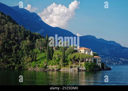 Villa del Balbianello de sur le lac de Côme, en plein soleil contre des paysages de montagne spectaculaires, des parcs et un lac pittoresque en Lombardie, Italie. Banque D'Images