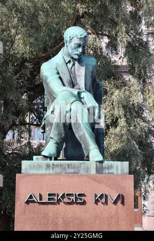 Statue d'Aleksis Kivi devant le Théâtre national finlandais, Kansallisteatteri sur Rautatientori et Vilhonkatu dans le centre d'Helsinki, Finlande, août 2024 Banque D'Images