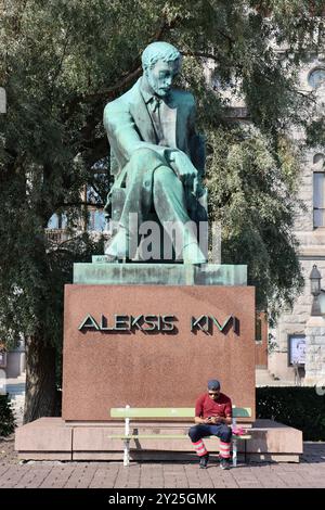 Statue d'Aleksis Kivi devant le Théâtre national finlandais, Kansallisteatteri sur Rautatientori et Vilhonkatu dans le centre d'Helsinki, Finlande, août 2024 Banque D'Images