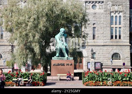 Statue d'Aleksis Kivi devant le Théâtre national finlandais, Kansallisteatteri sur Rautatientori et Vilhonkatu dans le centre d'Helsinki, Finlande, août 2024 Banque D'Images