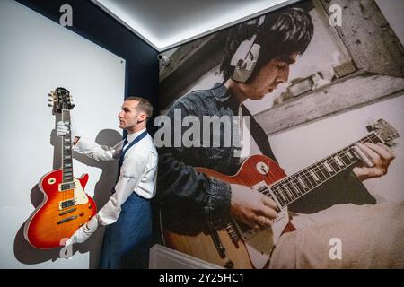 Londres, Royaume-Uni. 9 septembre 2024. Un technicien présente 'an Epiphone les Paul Standard Electric Guitar, détenu et utilisé par Noel Gallagher pendant les sessions précédant l'enregistrement final d'Oasis' 1994 premier album 'Definally Maybe' at Sawmills Studio' par Noel Gallagher / Oasis (est. £60 000 - 80,000) lors d'un aperçu aux galeries Sotheby's New Bond Street de leur première vente aux enchères en ligne Popular culture. Les offres sont clôturées le 12 septembre. Credit : Stephen Chung / Alamy Live News Banque D'Images