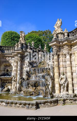 Fontaine décorative bain Nymphes (Nymphenbad) dans le complexe du palais Zwinger avec jardins, l'un des bâtiments les plus importants de la période baroque dans Banque D'Images