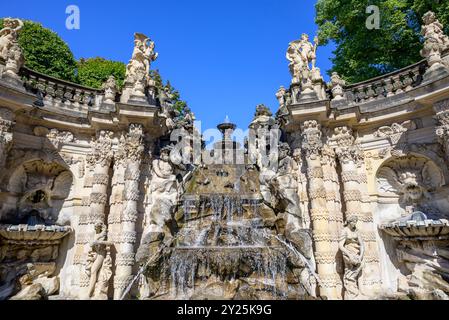 Fontaine décorative bain Nymphes (Nymphenbad) dans le complexe du palais Zwinger avec jardins, l'un des bâtiments les plus importants de la période baroque dans Banque D'Images