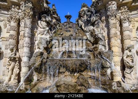 Fontaine décorative bain Nymphes (Nymphenbad) dans le complexe du palais Zwinger avec jardins, l'un des bâtiments les plus importants de la période baroque dans Banque D'Images