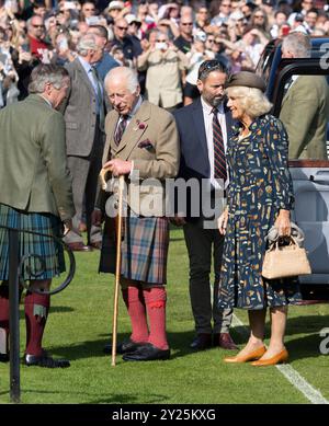 Braemar, Royaume-Uni. 07 septembre 2024. Image © concédée sous licence à Parsons Media. 07/09/2024. Braemar, Royaume-Uni. Le roi assiste au rassemblement Braemar. Le roi Charles III accompagné de la reine Camilla assiste au rassemblement Braemar dans les Highlands d'Écosse près du château de Balmoral. Photo par crédit : andrew parsons/Alamy Live News Banque D'Images