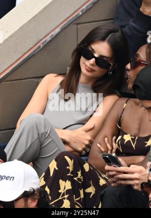 Flushing NY, États-Unis. 08 septembre 2024. Emily Ratajkowski regarde Jannik Sinner vs Taylor Fritz lors de la finale masculine en simple sur Arthur Ashe Stadium au USTA Billie Jean King National Tennis Center le 8 septembre 2024 à Flushing Queens. Crédit : Mpi04/Media Punch *** pas de NY Papers***** /Alamy Live News Banque D'Images