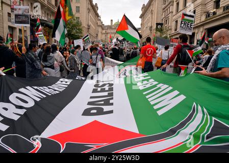 Des manifestants pro-palestiniens portent une grande banderole « du fleuve à la mer » lors d'une manifestation dans le centre de Londres. 7 septembre 2024. Banque D'Images