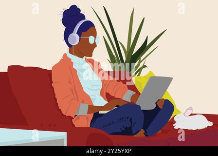 Fille assise sur le canapé avec ordinateur portable et écouteurs écoutant de la musique avec le lapin blanc mignon animal de compagnie. Travail à distance, isolement, freelance, travail à domicile. Illustration de Vecteur