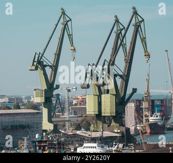 Gdansk, Voïvodie de Poméranie, Pologne, 7 septembre 2024. Grues portuaires du chantier naval de Gdansk Banque D'Images