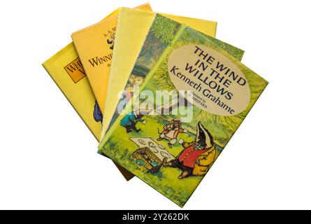 Sélection de livres pour enfants avec le livre le vent dans les saules par Kenneth Grahame sur le dessus isolé sur fond blanc Banque D'Images