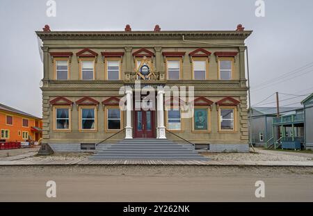 Dawson City, Yukon, Canada – 27 août 2024 : Temple maçonnique historique (anciennement Bibliothèque Carnegie) avec revêtement en étain Banque D'Images