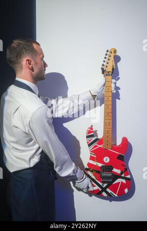 Londres, Royaume-Uni. 9 septembre 2024. Eddie Van Halen Une guitare électrique Charvel 'EVH Art Series' signée et inscrite par Eddie Van Halen, et jouée sur scène à Los Angeles lors de la tournée nord-américaine de Van Halen, 20 novembre 2007, (estimation) : 30 000 - 50 000 GBP Sotheby's populaire vente aux enchères à l'aide de cancer Trust . La vente aux enchères a lieu le 12 septembre 2024. Credit : Amer Ghazzal/Alamy Live News Banque D'Images