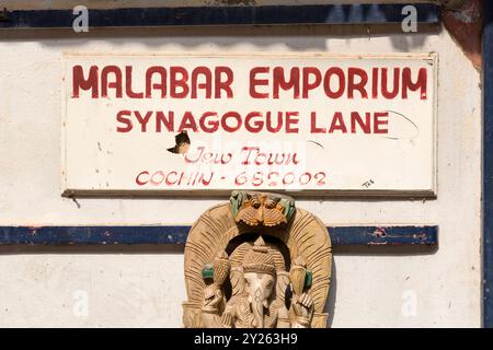 Inde, Kerala, Kochi (Fort Cochin), Malabar Emporium sur le panneau de signalisation Synagogue Lane Banque D'Images