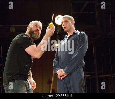 de gauche à droite : Brendan Cowell (Galileo), Billy Howle (Andrea) dans LA VIE DE GALILEO de Brecht au Young Vic , Londres SE1 16/05/2017 design : Lizzie Clachan éclairage : Jon Clark réalisateur : Joe Wright Banque D'Images