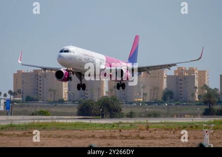 Airbus A321 de la compagnie aérienne Wizz Air atterrissant à l'aéroport d'Alicante, El Altet. Banque D'Images