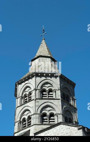 Clocher de la basilique notre-Dame d'Orcival présentant l'architecture romane sous un ciel bleu clair, Puy de Dôme, Auvergne-Rhône-Alpes, France Banque D'Images