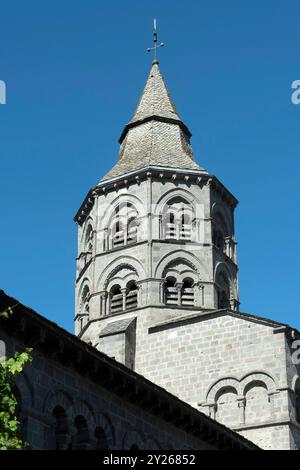 Clocher de la basilique notre-Dame d'Orcival présentant l'architecture romane sous un ciel bleu clair, Puy de Dôme, Auvergne-Rhône-Alpes, France Banque D'Images