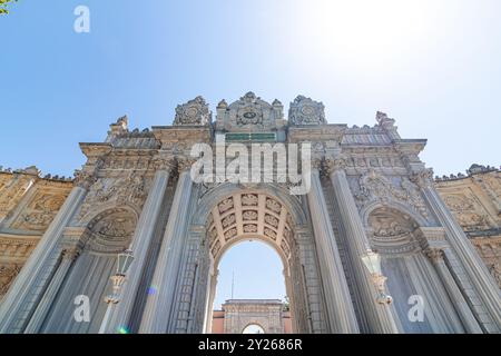 Porte du Trésor ou Hazine-i Hassa Kapisi du Palais de Dolmabahce. Istanbul Turquie - 7.9.2024 Banque D'Images