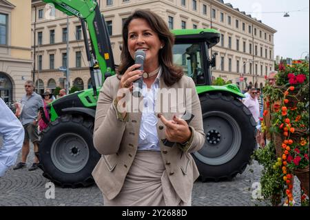 Muenchen, Bauernmarktmeile, mort 13. Bauernmarktmeile, Landwirtschaftsministerin Michaela Kaniber eroeffnet die Bauermarktmeile *** Munich, Farmers Market Mile, le 13 Farmers Market Mile, Ministre de l'Agriculture Michaela Kaniber ouvre le Farmers Market Mile Banque D'Images