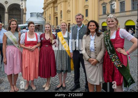 Muenchen, Bauernmarktmeile, mort 13. Bauernmarktmeile, v. L. Biokoenigin Raphaela Lex, Landesbaeuerin Christine Singer. Milchkoenigin Verena Wagner, Honigkoenigin Victoria Seeburger, Praesident des Bayerischen Bauerverbandes Guenther Feissner, Landwirtschaftsministerin Michaela kaniber, Kartoffelkoenigin Daniela Dreher *** Munich, Farmers Market Mile, The 13 Farmers Market Mile, de gauche Banque D'Images