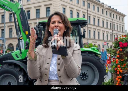 Muenchen, Bauernmarktmeile, mort 13. Bauernmarktmeile, Landwirtschaftsministerin Michaela Kaniber eroeffnet die Bauermarktmeile *** Munich, Farmers Market Mile, le 13 Farmers Market Mile, Ministre de l'Agriculture Michaela Kaniber ouvre le Farmers Market Mile Banque D'Images