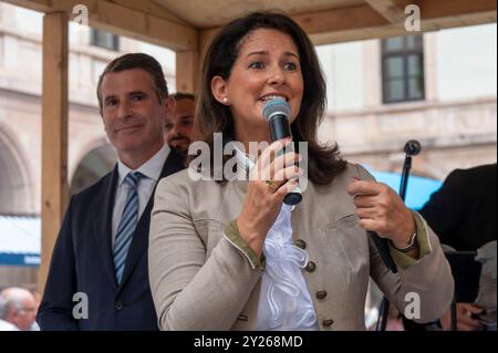 Muenchen, Bauernmarktmeile, mort 13. Bauernmarktmeile, Landwirtschaftsministerin Michaela Kaniber spricht im Schmuckhof de Landwirtschaftsministerium *** Munich, Farmers Market Mile, The 13 Farmers Market Mile, Ministre de l'Agriculture Michaela Kaniber parle devant le Schmuckhof de Ministère de l'Agriculture Banque D'Images