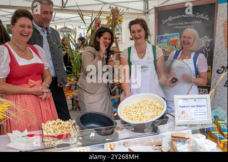 Muenchen, Bauernmarktmeile, mort 13. Bauernmarktmeile, Landwirtschaftsministerin Michaela Kaniber besucht die Landfrauen die Popcorn aus Bayern machen *** Munich, Farmers Market Mile, The 13 Farmers Market Mile, Ministre de l'Agriculture Michaela Kaniber rend visite aux paysannes qui fabriquent du pop-corn de Bavière Banque D'Images