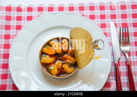 Pouvez des moules sur un plat. Banque D'Images