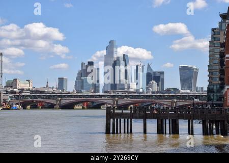 Londres, Royaume-Uni. 29 août 2024. Horizon de la ville de Londres, pont ferroviaire Blackfriars et Tamise, vue de jour depuis South Bank. Crédit : Vuk Valcic/Alamy Banque D'Images