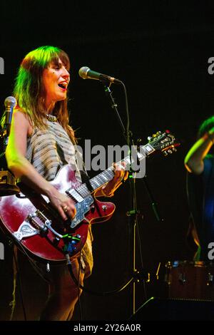 FEIST, CONCERT, GREEN MAN FESTIVAL 2012 : la chanteuse canadienne Feist en tête d'affiche sur la Mountain Stage au Green Man Festival 2012 à Glanusk Park, Brecon, pays de Galles, août 2012. Photo : Rob Watkins. INFO : Feist est une auteure-compositrice-interprète canadienne connue pour son son soul et indie pop qui mélange des influences folk, rock et jazz. Avec sa voix distinctive et émotive et ses paroles introspectives, la musique de Feist explore les thèmes de l'amour, du désir et de la croissance personnelle, créant des chansons intimes et sincères. Banque D'Images