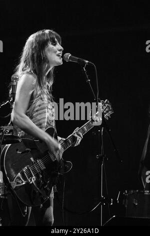 FEIST, CONCERT, GREEN MAN FESTIVAL 2012 : la chanteuse canadienne Feist en tête d'affiche sur la Mountain Stage au Green Man Festival 2012 à Glanusk Park, Brecon, pays de Galles, août 2012. Photo : Rob Watkins. INFO : Feist est une auteure-compositrice-interprète canadienne connue pour son son soul et indie pop qui mélange des influences folk, rock et jazz. Avec sa voix distinctive et émotive et ses paroles introspectives, la musique de Feist explore les thèmes de l'amour, du désir et de la croissance personnelle, créant des chansons intimes et sincères. Banque D'Images