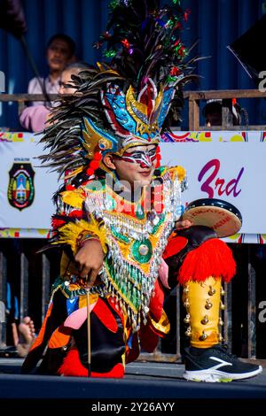 Topeng Ireng danse de Java central lors du 3ème carnaval BEN. Cette danse représente un groupe de braves soldats en camouflage combattant contre les Hollandais Banque D'Images