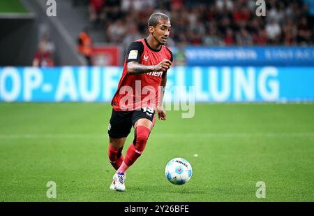 Fussball, Bundesliga, Deutschland, Herren, saison 2024/2025, 2) Spieltag, BayArena Leverkusen : Bayer Leverkusen - RB Leipzig ; Arthur (LEV). Aktion, Einzelbild. Banque D'Images