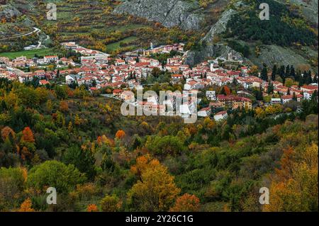 Le village de montagne d'Alfedena immergé dans les bois avec les couleurs d'automne du Latium des Abruzzes et du parc national de Molise. Alfedena, Abruzzes Banque D'Images