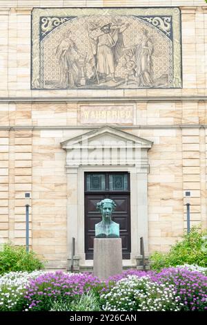 Bayreuth Ludwig II Roi de Bavière buste Ludwig II en face de Wagners Villa Wahnfried House Banque D'Images