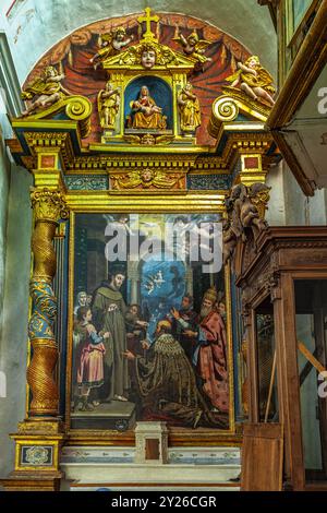 Autel en bois avec toile représentant François d'assise donnant la corde monastique à Louis IX de France ; Vierge et enfant en terre cuite. Calascio, Abruzzes Banque D'Images