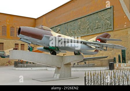 Le Caire, Egypte - 24 février 2010 : ancien avion de chasse à réaction devant le Musée militaire national à Salah Salem Street. Banque D'Images