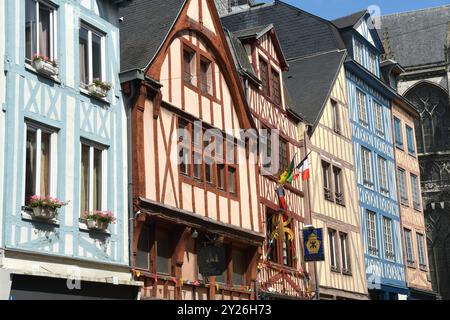 Rouen possède de belles maisons multicolores « à colombages » ou « en chaume ». Cette technique de construction remonte au moyen âge. Banque D'Images