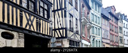 Rouen possède de belles maisons multicolores « à colombages » ou « en chaume ». Cette technique de construction remonte au moyen âge. Banque D'Images