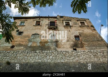 Anciennes maisons en ruines le long des murs de l'ancien village de Corfinio. Corfinio, province de L'Aquila, Abruzzes, Italie, Europe Banque D'Images