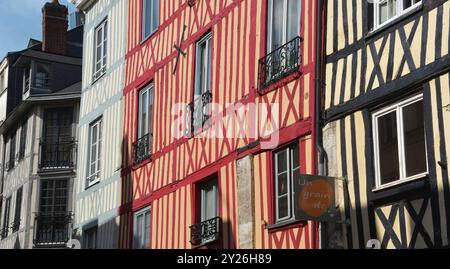 Rouen possède de belles maisons multicolores « à colombages » ou « en chaume ». Cette technique de construction remonte au moyen âge. Banque D'Images