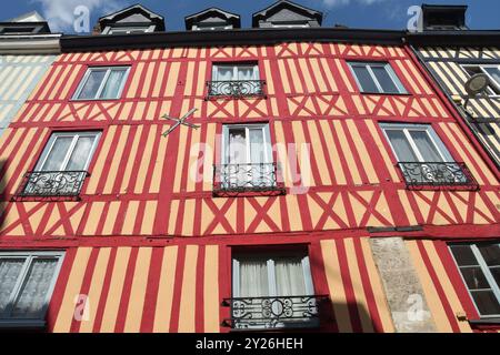 Rouen possède de belles maisons multicolores « à colombages » ou « en chaume ». Cette technique de construction remonte au moyen âge. Banque D'Images